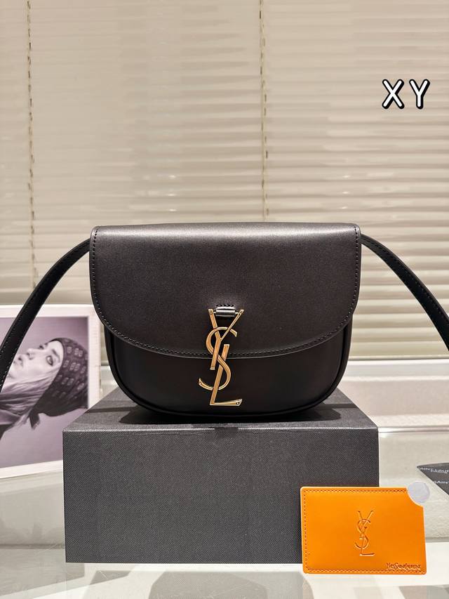 尺寸20.16 Ysl Kaia黑色马鞍包 黑金配色满满的高级感爱啦 半圆马鞍包柔和弧线设计充满亲和力 整体风格俏丽复古感