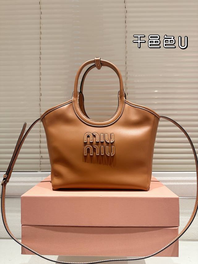 原单牛皮 Miumiu24新款限定款杀疯了 Miumiu日本限定款杀疯了 原单托特超火的 怎么可以这么洋气还不撞款 水桶腋下包也是特别百搭 Miumiu真的太火