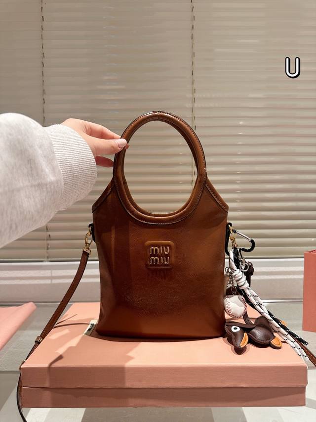 牛皮配挂件 Size：22 20Cm 礼盒 Miumiu新款托特tote 今年的风刮的太猛了 老多爆款了！ 这款的版型也太好看了吧~ 精致小tote