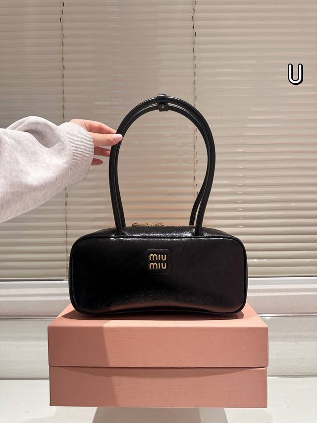 牛皮 原单品质 Size：29.13Cm Miumiu保龄球 公文包 皮质光滑细腻柔软， 棉质缎面衬里。 背起来都很nice 哦 可手拎也可斜挎！ 出场就是mi