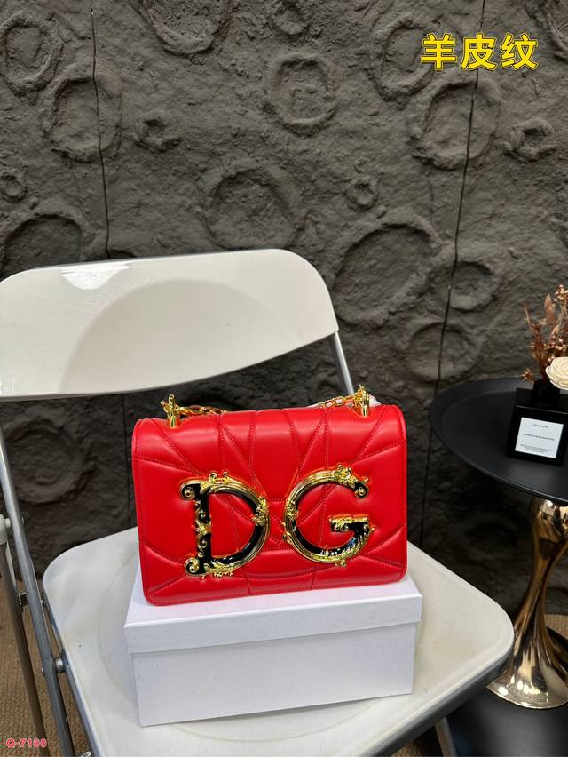 配礼盒 Dolce & Gabbana 杜嘉班纳 羊皮纹小方包 简单时尚为主，同时打造时尚而优雅的造型.最爱的包包 #包包不重样尺寸22.14Cm