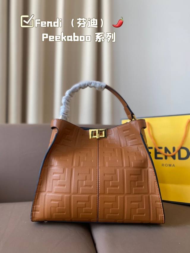 Fendi 芬迪 88 周年之年 Fendi手袋 质感光滑 明线剪裁修饰 Peekaboo转锁开合 硬隔板并设有一个拉链口袋 单手柄 镀钯饰面金属配饰 镌刻fe