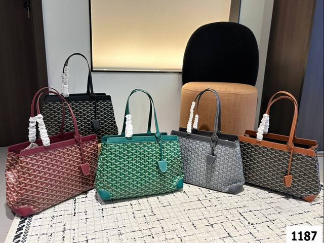 戈雅打工人的完美通勤包就是它！ Goyard Bellechasse简直不要太好用！！ 容量大 自重超级无敌轻 包型挺拔不容易塌完美装下14寸的电脑 耐造同时也