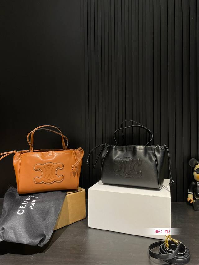 Celine 赛琳新品托特包， 延续凯旋门 复古斜挎 ， 耐看新款一点都不老套。 尺寸：23*17