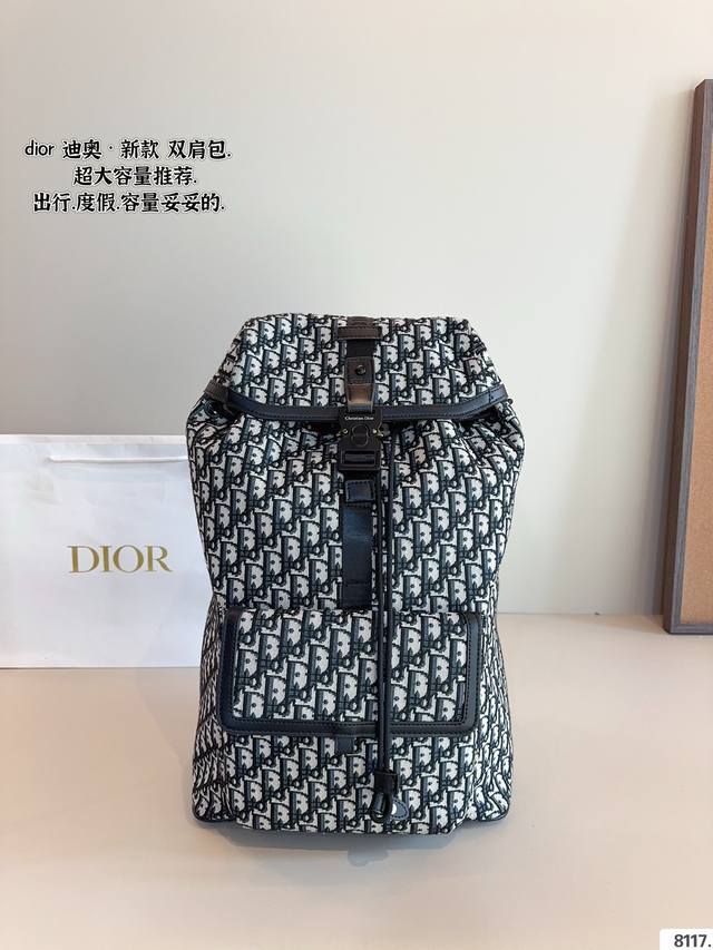 Dior. 新款双肩包 一款背起来超舒服的它 配原版牛皮 不放过每个细节 原单版 上身超帅气 黑色和海军蓝oblique图案绣线 有质感！搜索 尺寸：30*14