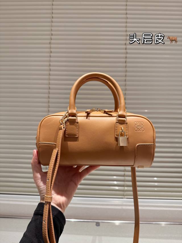 头层皮 Size：24*11 Cm Loewe 保龄球包 这个保龄球包真的太香了~ 近期很有人气的一只时尚单品 保龄球包。 Size适中、型不容易过时，拎在手中