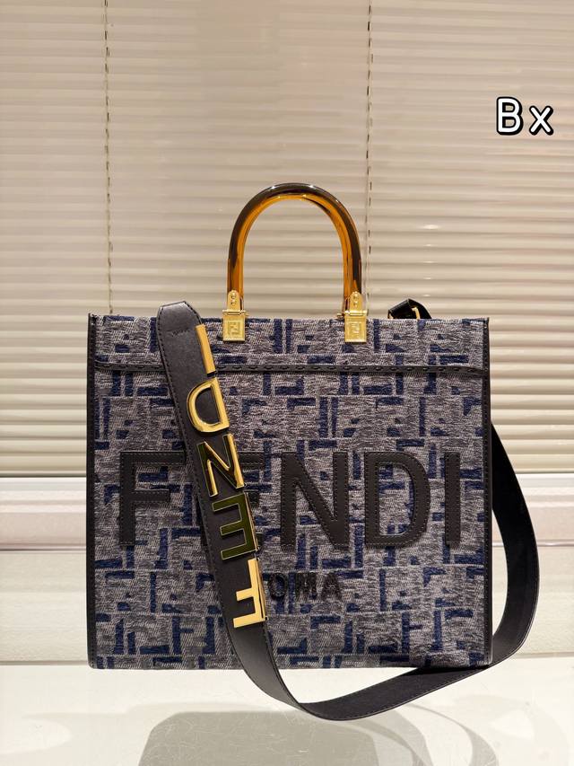 无盒 Size:35×29 Fendi 芬迪 托特包 质感很高级 容量超级大也很耐用 日常出街背它回头率百分百 就是这种随性慵懒感