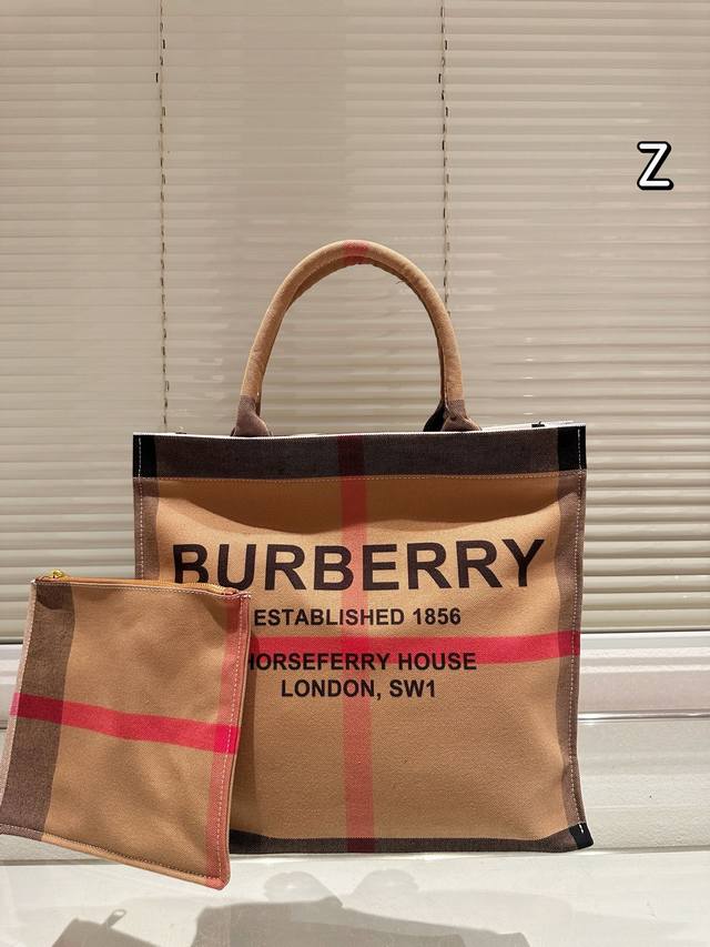 巴宝莉 Burberry 经典气质大牌购物袋 这款真的是太经典啦 你们千呼万唤的款 怎么背都好看 质量超b 进口布料 原版配色内里 Pk专柜品质 美妞必留款 趁