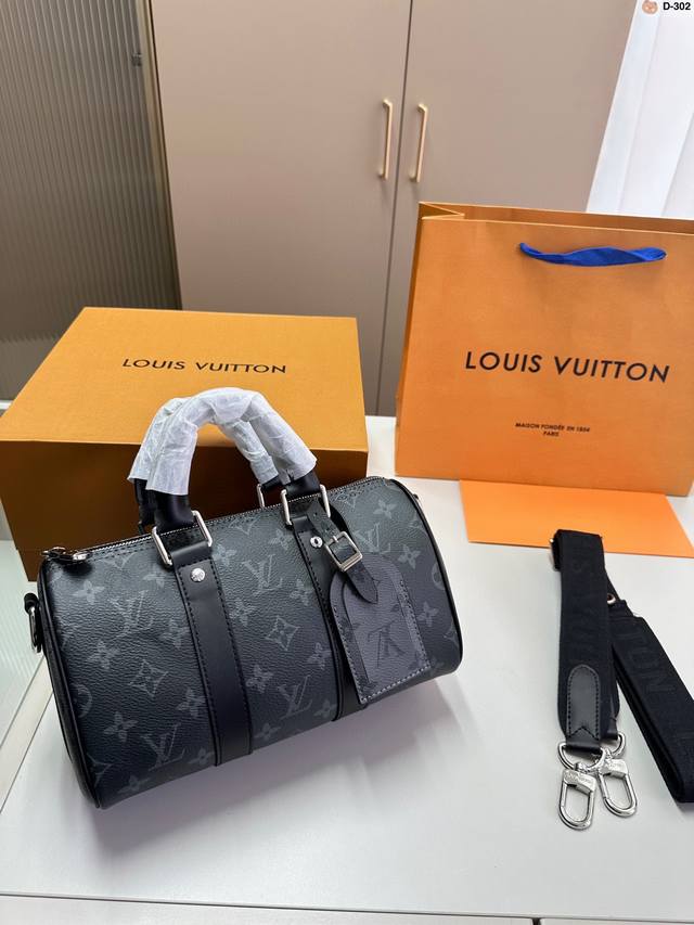 Lv“ Rubber”系列枕头包 Lv“ Zoom With Friends”系列本款 Keepal Nano男士手袋为品牌于1930年推岀的初始柔软旅行袋的小