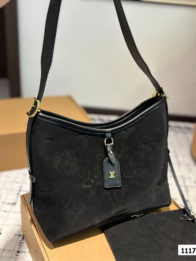 礼盒 Size： 29*25Cm 中 Lv 最强者carryall， 可爱休闲都ok哈 Carryall是真的强！ 内附一只收纳零钱包， 性价比无比在线了 搜索