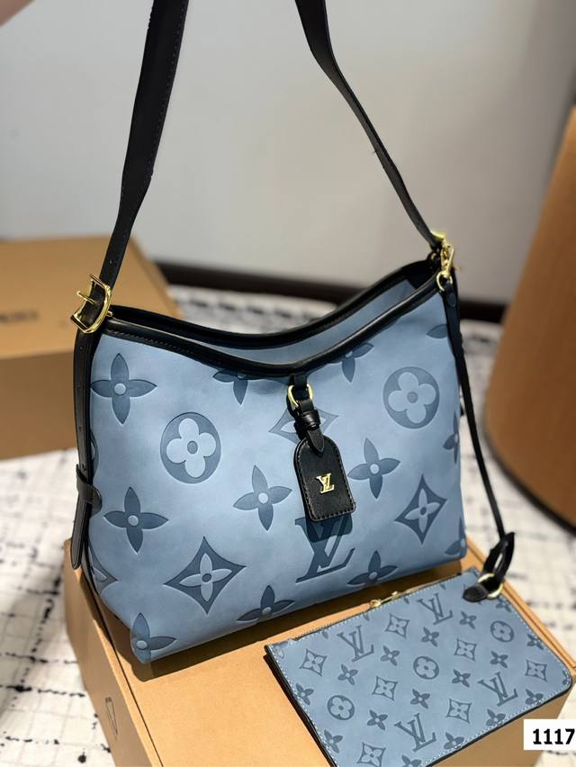 礼盒 Size： 29*25Cm 中 Lv 最强者carryall， 可爱休闲都ok哈 Carryall是真的强！ 内附一只收纳零钱包， 性价比无比在线了 搜索