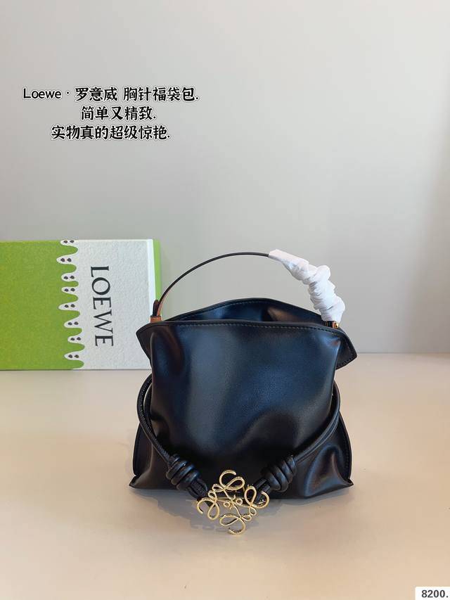 配礼盒. 罗意威loewe 福袋包 质感很高级 容量超级大也很耐用 日常出街背它回头率百分百 就是这种随性慵懒感尺寸：29*10*24Cm