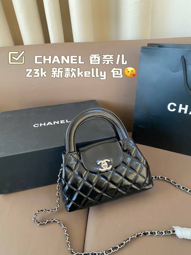 头层皮材质 折叠礼盒 Chanel 香奈儿23K 新款kelly 包 小巧精致的包身，小手提设计～ 金色双c扣的点缀，菱格纹款式 搭配金色编织肩带链条， 两个尺