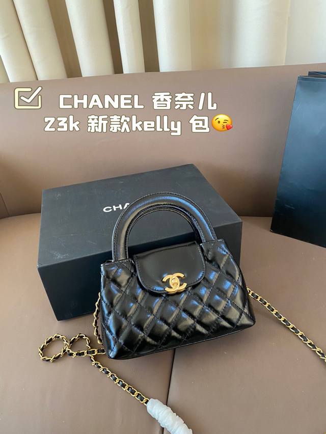 头层皮材质 折叠礼盒 Chanel 香奈儿23K 新款kelly 包 小巧精致的包身，小手提设计～ 金色双c扣的点缀，菱格纹款式 搭配金色编织肩带链条， 两个尺