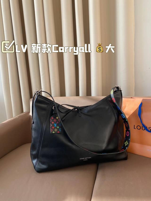 大号 Lv 新款carryall 对比三月上市的iv新品直戳我心！ 男生也能背的全新carryall 男生背也超好看特别是这种随性的一个风格加上羊皮的一个光滑柔