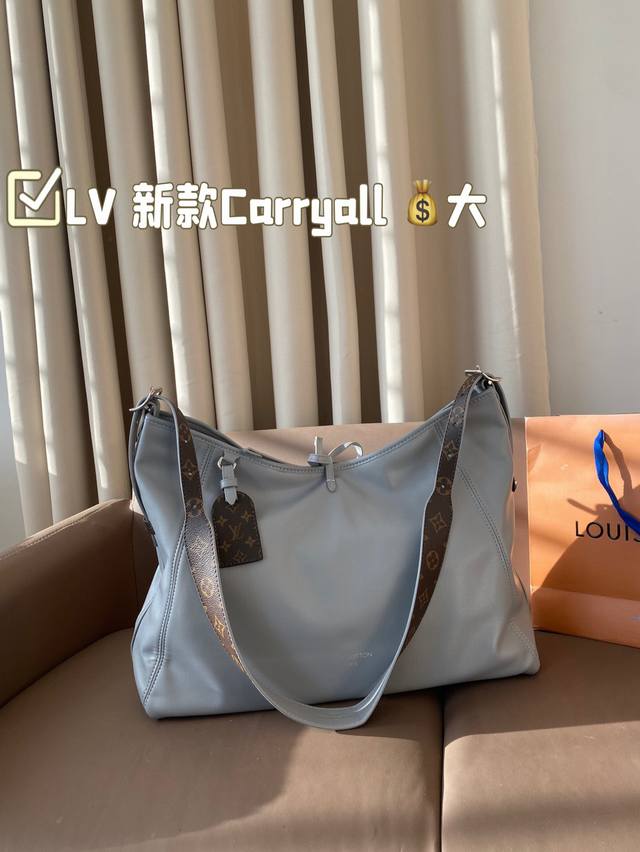 大号 Lv 新款carryall 对比三月上市的iv新品直戳我心！ 男生也能背的全新carryall 男生背也超好看特别是这种随性的一个风格加上羊皮的一个光滑柔