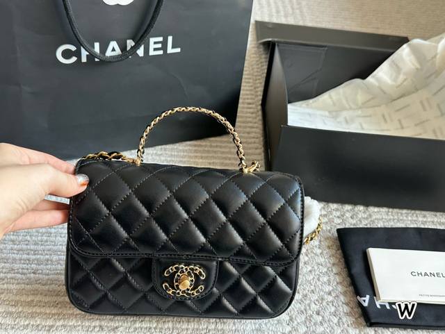 Chanel 新款手柄cf 经典的classic Flap大mini出手柄款的啦它s: 有一种大mini与coco Handle的结合体的赶脚 经典与端庄休闲，