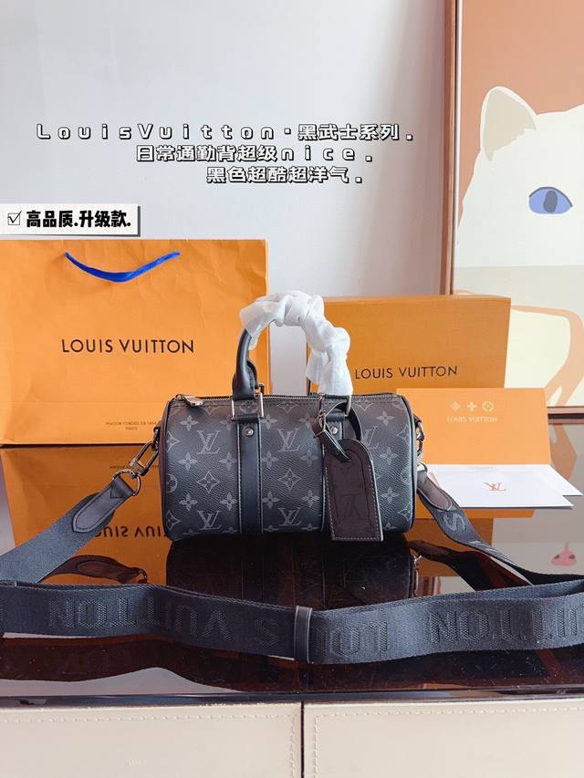 配礼盒 Lv X Nigo Keepall 25.枕头包 手袋是一款理想的都市手袋。 标志性的造型与经典的 Monogram 帆布，加之多种携带方式和奢华的天然