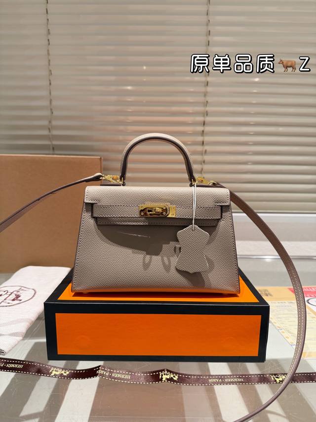 顶级原单牛皮 Hermes Kelly Swift最近娱乐圈出镜率最高的一款包包，H家永恒的经典. 凯莉包好随意搭配，不管怎么穿，随便一背都好看 而且一点都不挑