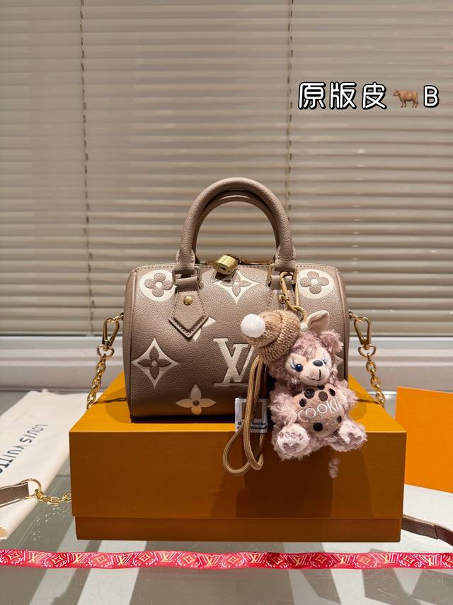 牛皮 全钢五金 配挂件 Lv Speedy 20Cm枕头包 无论版型 内里和专柜毫无差别 真正原版复刻 内里可拆卸 火遍全球的爆款机场大包 机车女神包 明星同款