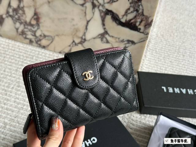 配盒 Size：15.5*11Cm 小香家 鱼子酱中长夹 Chanel 钱包 里外全皮！ 头层牛皮！ 日常出门零钱和卡足够用的一款！ 包装很高级