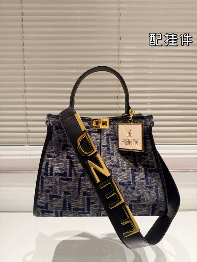 原单配挂件 Fendi 小怪兽 芬迪 88 周年之年 Fendi手袋，质感光滑，明线剪裁修饰。两个隔层均以经典peekaboo转锁开合。硬隔板并设有一个拉链口袋