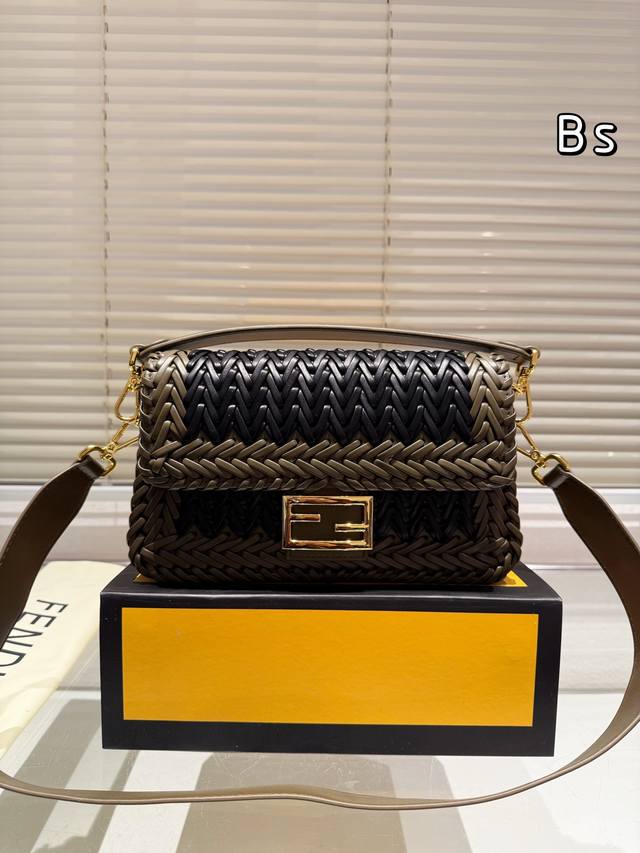 编织折叠盒 Fendi Baguette法棍包中号第一眼就觉得砸中了我。加上中号有一根较长的肩带，非常实用。中号的装两个手机，钱包，钥匙，墨镜，口红，粉饼都毫无