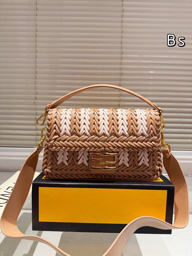 编织折叠盒 Fendi Baguette法棍包中号第一眼就觉得砸中了我。加上中号有一根较长的肩带，非常实用。中号的装两个手机，钱包，钥匙，墨镜，口红，粉饼都毫无