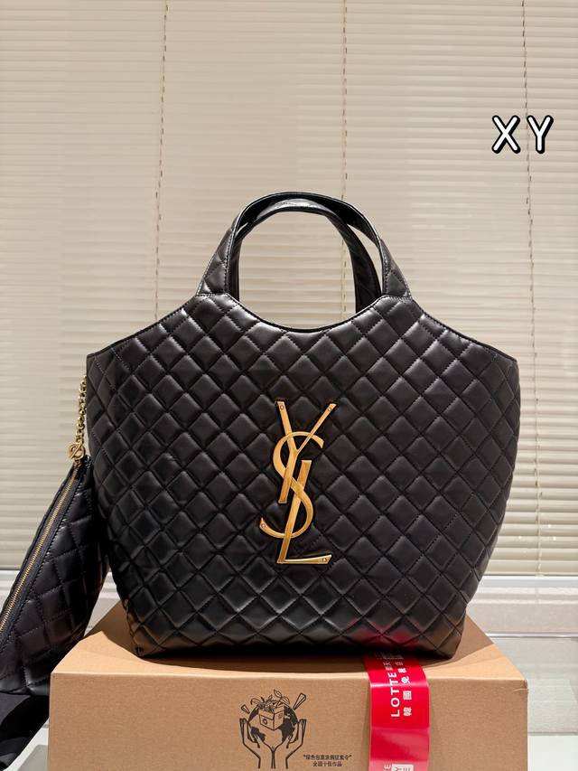 复刻版 牛皮 Ysl 绗缝羊皮纹路购物袋 大tote感觉太温柔了简直 随意搭配都出彩#Ysi Ysl今年最亮眼的一款包包山 包身虽大，但却十分轻 盈，羊皮材质手