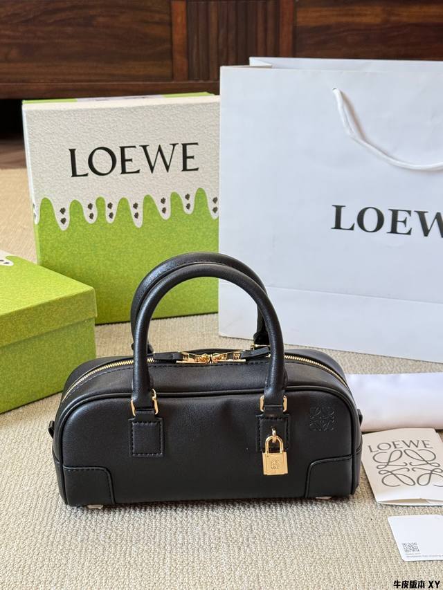 牛皮版本 Loewe 手提包 Loewe最近又放大招哈 它的出现直接让各位宝们按耐不住了 延续经典的同时，又赋予了肩带新的背法触感舒适，非常轻柔，结合几何形状包