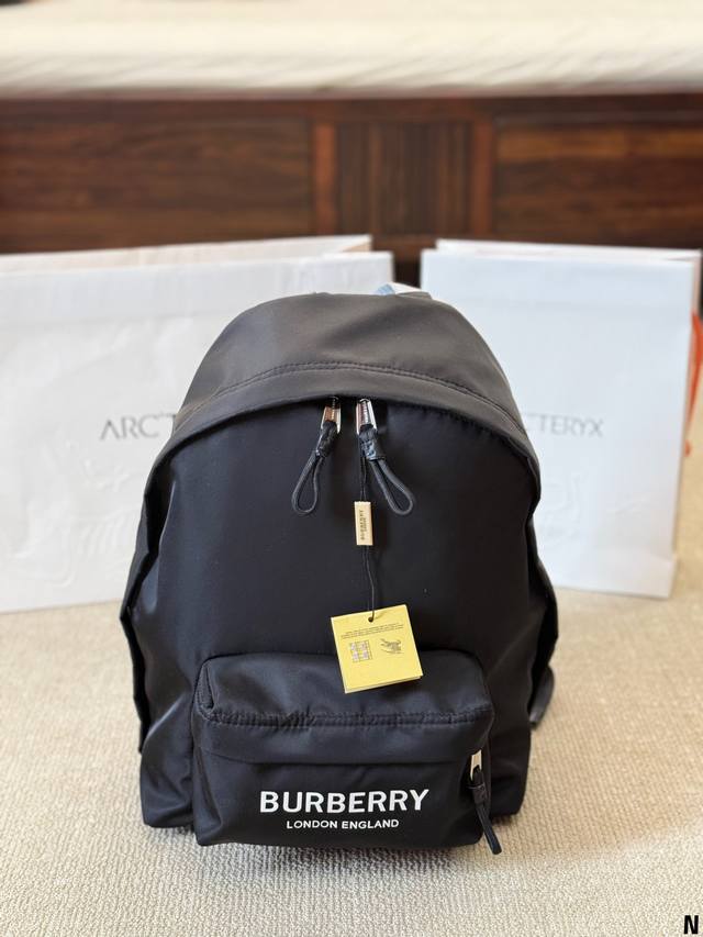 Burberry 双肩背包 #巴宝莉双肩包# Burberry究竟rucksack背包怎么来设计灵感源自品牌20世纪初的经典军装造型，希望轻量、柔软又多个拉链设