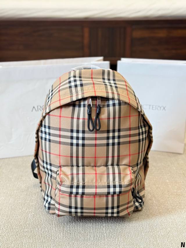 Burberry 双肩背包 #巴宝莉双肩包# Burberry究竟rucksack背包怎么来设计灵感源自品牌20世纪初的经典军装造型，希望轻量、柔软又多个拉链设