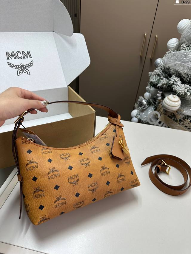 Mcm Hobo月牙腋下包牛角包 这也太好看了吧！ Mcm 新品 Hobo包 牛角包 Mcm 的新品牛角 真的是今年的王炸款 有两根肩带，多种背法 D-29尺寸