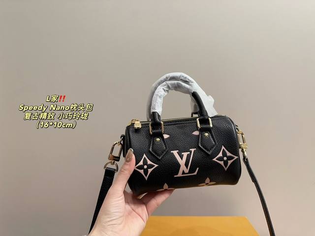 全套包装尺寸16.10 Lv Speedy Nano枕头包 Lv Speedy Nano继承了lv一贯的优雅与经典。独特的棕色配色，加上lv标志性的老花图案，既