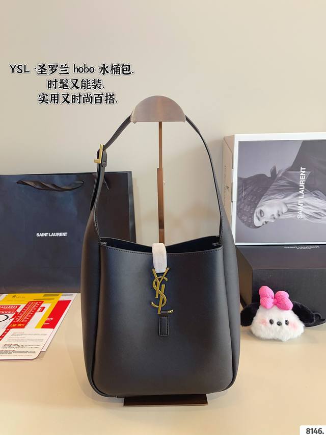 配礼盒 圣罗兰ysl 水桶包 质感很高级 容量超级大也很耐用 日常出街背它回头率百分百 就是这种随性慵懒感尺寸：20*8*21Cm