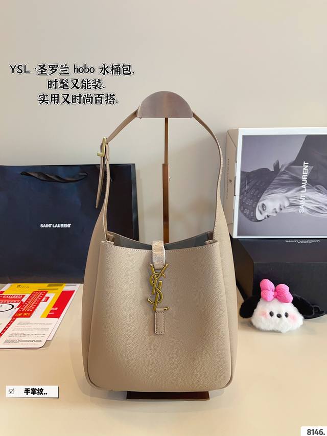 配礼盒 圣罗兰ysl 水桶包 质感很高级 容量超级大也很耐用 日常出街背它回头率百分百 就是这种随性慵懒感尺寸：20*8*21Cm