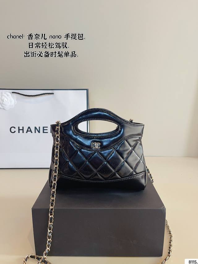 配礼盒. 香奈儿 Chanel.手提包. 时髦拿捏住啦 不显老气好好搭啊 而且貌美气质加成好高的呀～ 爱死了这份从容优雅尺寸：20*4*14Cm