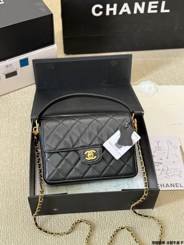 顶级原单 头层牛皮 Chanel手柄口盖包 经典黑色谁看不迷糊chanel 既有复古的经典也不缺高级的气质，颜值控都被融化了 尺寸23 16Cm