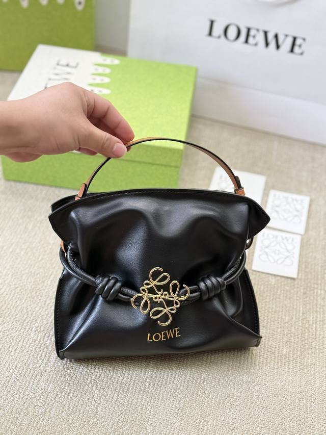 Loewe 牛皮 Purse 福袋 Loewe 兴 迷你柔软纳帕羊皮革 Flamenco Purse 福袋 采用褶皱设计，侧面搭配标志性绳结等关键细节。款式 时