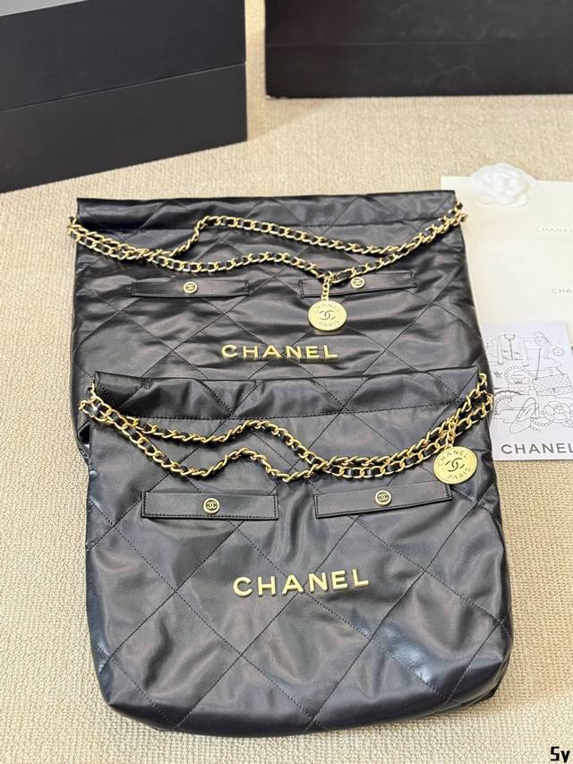 Chanel 垃圾袋 新款皮质细腻有光泽，既柔软又耐磨，两者兼具 简简单单的外观却藏着不少设计师的高级设计，镂空的 Chanel Logo的金币，小小的点缀让整