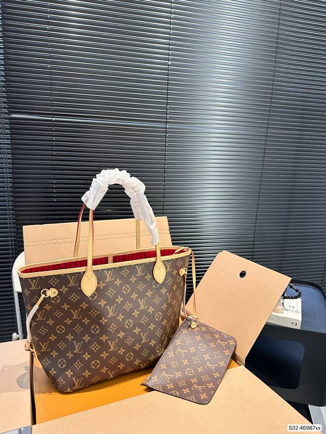 配飞机盒折叠盒子 Lv Neverfull 购物袋！入门级的款式哦！绝对的终身款！此物经典不言而喻！街拍和实用都是非常nb的选择！尺寸 ：32 29 货号469