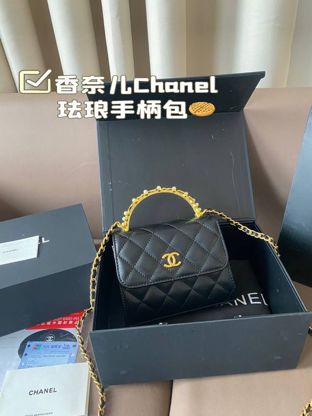 配盒 香奈儿chanel珐琅手柄包包， 真的要冲~真的是小皮具中的天花板了 手柄精致的珐琅设计，斜挎，手拎， 多种背法，本人超爱！ 尺寸 小号16*13