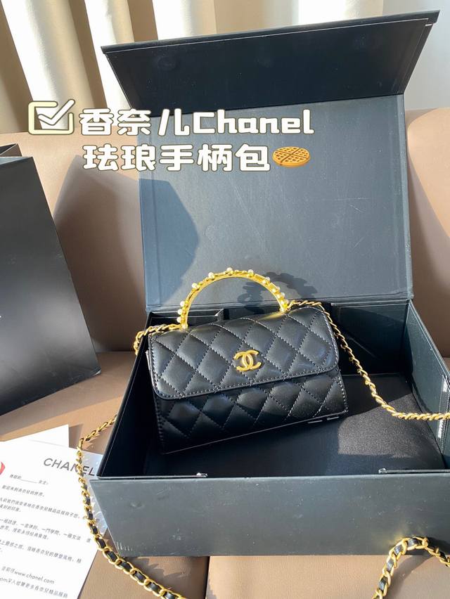 配盒 香奈儿chanel珐琅手柄包包， 真的要冲~真的是小皮具中的天花板了 手柄精致的珐琅设计，斜挎，手拎， 多种背法，本人超爱！ 尺寸 19*12Cm