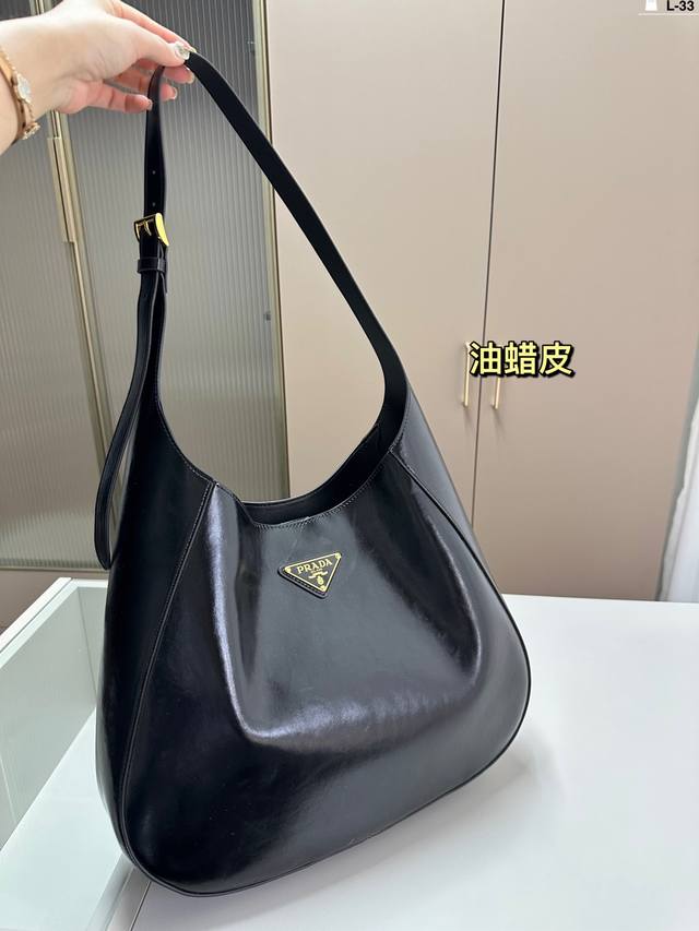 Prada Cleo超大中古腋下包 新款的系列可以斜挎也可以当腋下包 让原本单调的包包多了一点心机 很吸睛可酷可帅可温柔 休闲风也完全ok 背上它就是辣妹本辣！