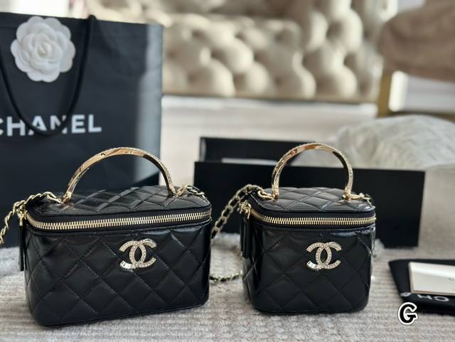 配盒 Size：18*10Cm 10*9Cm Chanel 小香家 手提款 包包很实用 配色五金 化妆小盒子 各种拗造型 真真香