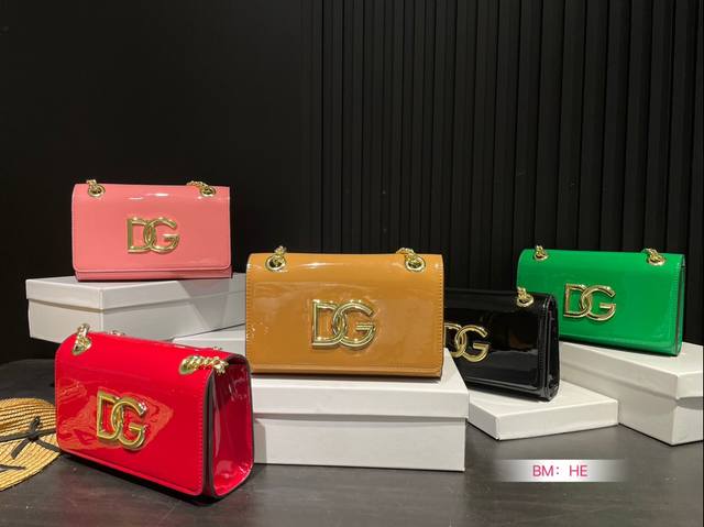 配盒 Bags Napoli 手袋灵感日记夏日优雅纷呈，＃Dolcegabbana 多样手袋丰富你的百变造型在dg包袋家族中，创意总监stefano和domen