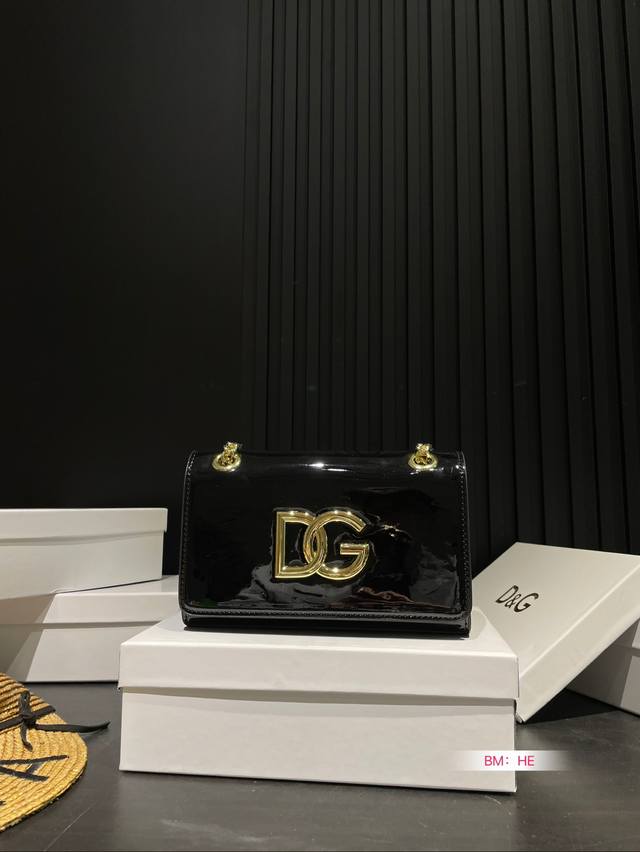 配盒 Bags Napoli 手袋灵感日记夏日优雅纷呈，＃Dolcegabbana 多样手袋丰富你的百变造型在dg包袋家族中，创意总监stefano和domen