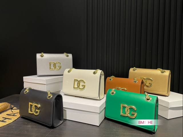 配盒 Bags Napoli 手袋灵感日记夏日优雅纷呈，＃Dolcegabbana 多样手袋丰富你的百变造型在dg包袋家族中，创意总监stefano和domen