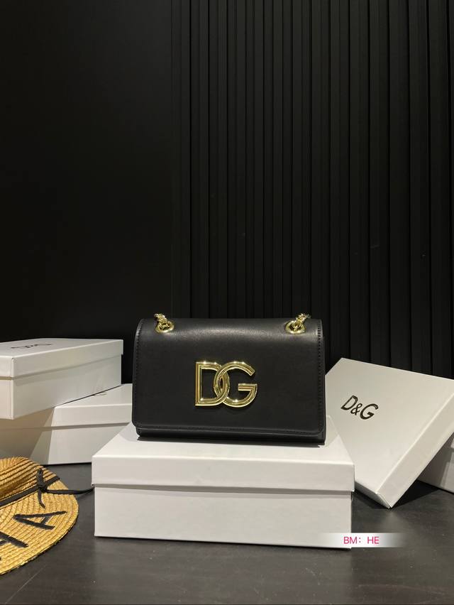 配盒 Bags Napoli 手袋灵感日记夏日优雅纷呈，＃Dolcegabbana 多样手袋丰富你的百变造型在dg包袋家族中，创意总监stefano和domen - 点击图像关闭