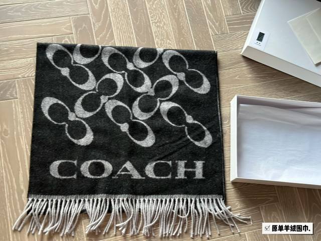 配盒 Size：190*50Cm Coach 新款羊绒围巾 这季的新款羊绒围巾， 真的是用心了呢！ 100%山羊绒的触感真的能感觉到春日阳光般的温暖...